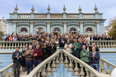 Colaboradores e parceiros em clima de confraternização comemoram com coro Ottava Bassa e foto no Palacete dos Leões
