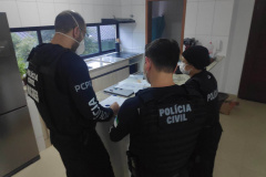 PCPR cumpre mandado de busca e apreensão contra pirataria de livros digitais, em Curitiba