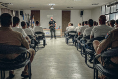Policial penal ensina técnicas de abordagem em curso de formação de policiais militares