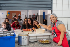 Merendeira venezuelana faz sucesso no comando da cozinha de escola da rede estadual