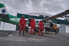 Bombeiros e cães do Paraná embarcaram neste sábado para ajudar o Rio Grande do Sul