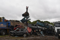 Detran-PR prensa 452 toneladas de veículos para reciclagem