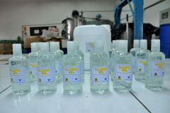 Desde 2008, a Agência de Inovação Tecnológica da
Unicentro (Novatec) utiliza bebidas como vinho, cerveja, vodka e licor como matéria-
prima para a produção de álcool etílico (líquido e em gel), usado para higienização e
limpeza. Foto: Chuniti Kawamura - Arquivo/ANPr