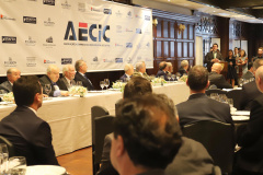 O governador Carlos Massa Ratinho Junior recebe de Nelson Hubner, presidente da AECIC, o título de Personalidade AECIC 2019.Curitiba, 01-07-19.Foto: Arnaldo Alves / ANPr.