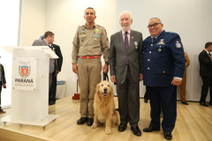 O governador em exercício Darci Piana foi escolhido pelo Instituto Boina Azul, do Rio Grande do Sul, para representar o Paraná na homenagem à Segurança Pública do Estado. A solenidade de entrega da Medalha de Grau Cavaleiro ocorreu nesta quinta-feira (18) no salão de atos do Palácio Iguaçu. Foto: José Fernando Ogura/ANPr