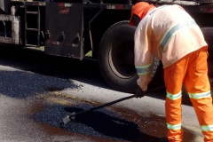 Acesso a ponto turístico na PR-462 recebe operação tapa buracos.Foto:DER