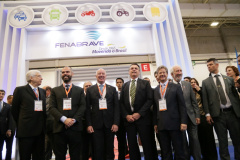 O vice-governador Darci Piana participou nesta terça-feira (8), em São Paulo, da abertura do 29º Congresso e ExpoFenabrave, o maior evento do segmento de distribuição de veículos da América Latina e o segundo maior do mundo. A feira, promovida pela Federação Nacional da Distribuição de Veículos Automotores (Fenabrave), contou com a presença do presidente Jair Bolsonaro. Foto: Divulgação/Vice-governadoria