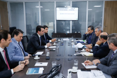 O governador Carlos Massa Ratinho Junior e o secretário nacional de Aviação Civil, Ronei Glanzmann, anunciaram nesta terça-feira (6), em Brasília, que a ampliação da pista do Aeroporto Internacional de Foz do Iguaçu (Cataratas) será feita antes da concessão para a iniciativa privada.