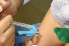 A vacina contra o sarampo integra o calendário nacional de vacinação. A primeira dose é aplicada aos 12 meses de vida e a segunda aos 15 meses, na vacina tetraviral, contra sarampo, rubéola, caxumba e varicela/catapora. Foto: Jaelson Lucas/ANPr