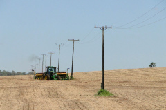 Máquinas cada vez mais altas cruzam os campos durante o plantio, a pulverização e a colheita da plantação. Mas a tecnologia que agiliza o trabalho no campo também exige uma atenção maior do produtor para um risco que nem sempre é lembrado: o toque acidental na fiação elétrica. Foto: Divulgação/Copel