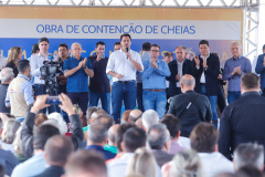 O governador Carlos Massa Ratinho Junior assinou nesta quinta-feira (8) a ordem de serviço para início das obras para contenção de enchentes do Rio Marrecas, em Francisco Beltrão, no Sudoeste do Estado. O Governo do Estado está investindo R$ 30 milhões nesta primeira etapa da obra.