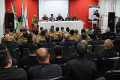 A Polícia Civil do Paraná abriu nesta segunda-feira (19), em Curitiba, o 2º Estágio em Táticas e Operações Policiais. A aula inaugural ocorreu pela manhã na Escola Superior da Polícia Civil (ESPC). Nesta edição, 16 policiais passarão pelo estágio, que envolve teoria e prática de aperfeiçoamento em operações. Foto: Divulgação/Polícia Civil