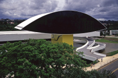 Museu Oscar Niemeyer tem oficinas em dia de entrada gratuita. Foto: Leonardo Finotti/AEN