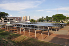 A Universidade Estadual de Londrina (UEL) entrega oficialmente nesta sexta-feira (8) a primeira Usina Fotovoltaica de Londrina, sistema de captação de incidência solar que deverá garantir uma produção de 489,6 MWh/ano, energia suficiente para manter aproximadamente 250 residências médias durante um ano. Foto: Divulgação/UEL