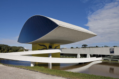 O livro “Politopos Irregulares”, da artista Didonet Thomaz, será lançado neste sábado (16), às 11h, no miniauditório do Museu Oscar Niemeyer (MON). É o desdobramento da exposição homônima que ficou em cartaz no Museu até março deste ano.