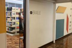 A Biblioteca Pública do Paraná (BPP) reformulou a sala da Seção Braille, tornando-a mais acessível para o público em geral. O local destinado aos livros aumentou, facilitando a circulação dos usuários. Foto: Divulgação/BPP