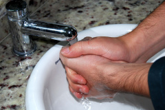 Entre as medidas preventivas estão a higienização frequente das mãos, principalmente antes das refeições, e a ventilação constante dos ambientes. Foto: Arquivo/AEN