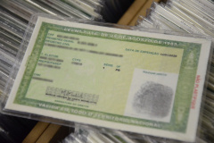 A Polícia Civil do Paraná (PCPR) iniciou a emissão de um novo modelo de carteira de identidade. O documento possibilita a inclusão de diversos dados e oferece mais segurança contra a falsificação. O antigo Registro Geral (RG) continua válido. Foto:Polícia Civil
