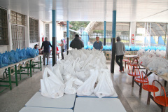 Colégio Estadual Brasílio Vicente de Castro faz entrega de kits da merenda escolar.Foto: Ari Dias/AEN.