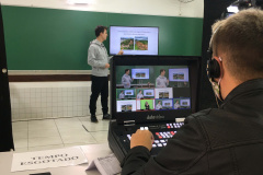 Desde o dia 06 de abril, os alunos da rede estadual de ensino no Paraná estão tendo acesso as videoaulas por três principais canais: a TV aberta, pelos multicanais da RIC TV no estado; pelo canal Aula Paraná, no Youtube; e pelo aplicativo Aula Paraná, disponível para Android e iOS. Foto:SEED