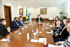 O governador Carlos Massa Ratinho Junior apresentou nesta segunda-feira (11) a ferramenta de atendimento psicológico gratuita disponibilizada pelo Governo do Estado e disse que ela é inovadora e essencial para ajudar as pessoas a enfrentarem medos e dificuldades durante a pandemia do novo coronavírus. 