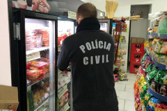 Polícia apreende produtos vencidos em mercado de Curitiba. Foto:PCPR