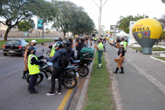 Curitiba, 27 de Julho de 2020. Em comemoração ao Dia do Motociclista, BPTran faz blitz educativa para distribuir antena corta linha.   - Soldado Ismael Ponchio.