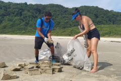 Mutirão recolhe cerca de 190 quilos de resíduos na Ilha do Mel. Foto:SEDEST