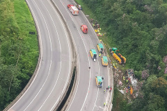 egurança Pública do Paraná recebe comitiva do Pará e trabalha na elucidação do trágico acidente ocorrido na BR 376; 15 já identificados. Foto: BPMOA