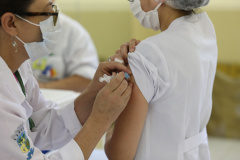 Escalonamento dos públicos de vacinação deve ser rigorosamente seguido. Foto: Geraldo Bubniak/AEN