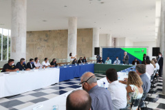 Encontro promovido pelo Governo do Estado contou com a participação dos deputados estaduais que representam a região. Reunião também abordou a retomada da economia e a contenção do novo coronavírus.
