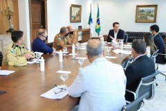 O pedido do governador Carlos Massa Ratinho Junior em reunião nesta sexta-feira (26) com a cúpula da Segurança Público do Paraná é para agir com rigor contra iniciativas que causam aglomerações, como festas clandestinas.