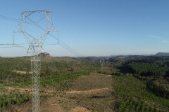 A Copel colocou em operação neste domingo (28) a nova linha de transmissão de energia que conecta as subestações Curitiba Leste (PR) e Blumenau (SC).  -  Foto"Divulgação Copel