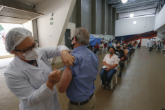 Paraná vacina quase 1,2 milhão de pessoas e mantém média acima da nacional - Foto: Jonathan Campos/AEN