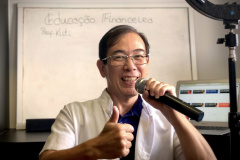 Professor Kiiti Ito em sua casa, onde atualmente leciona suas aulas remotas.  -  Foto: /Arquivo pessoal