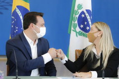 O Banco do Agricultor Paranaense já começou a funcionar oficialmente nesta terça-feira (27). Os primeiros contratos foram assinados ainda durante o lançamento do programa no Palácio Iguaçu. Foto: Jonathan Campos/AEN