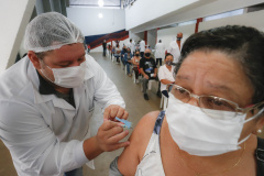 O Paraná ultrapassou a 900 mil pessoas que receberam as duas doses da vacina contra a Covid-19 e se aproxima do marco de 1 milhão de cidadãos completamente imunizados.  -  Curitiba, 27/04/2021  -  Foto: Jonathan Campos/AEN