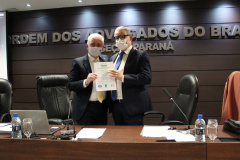 O Instituto de Tecnologia do Paraná (Tecpar) entregou, nesta sexta-feira (27), a Certificação de Sistema de Gestão da Qualidade (NBR ISO 9001) à Ordem dos Advogados do Brasil – Seção Paraná (OAB-PR). Esta é a primeira seccional da OAB a implementar a certificação e ser aprovada no processo. Foto: Tecpar