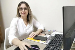 Professora Silmara Sartoreto de Oliveira, do CCB, é a única da área de Biologia da Região Sul a fazer parte da equipe. Ela participou da avaliação de três livros que serão usados no Ensino Médio, do 1º ao 3º ano  -  Foto: Arquivo pessoal